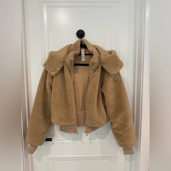 NWOT ALO FOXY SHERPA JACKET CAMEL SIZE SMALL SOLD OUT! - Picture 4 of 12